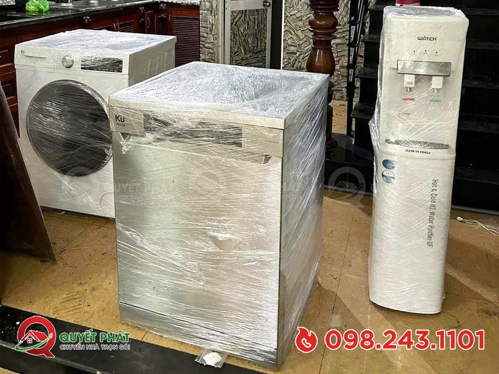 Đội ngũ thợ Quyết Phát bọc lót đóng gói đồ đạc cẩn thận