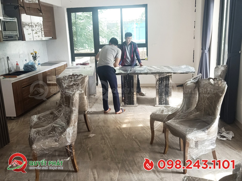 Nhân viên Chuyển nhà Quyết Phát bọc lót bảo vệ đồ gỗ nội thất cẩn thận trước khi vận chuyển